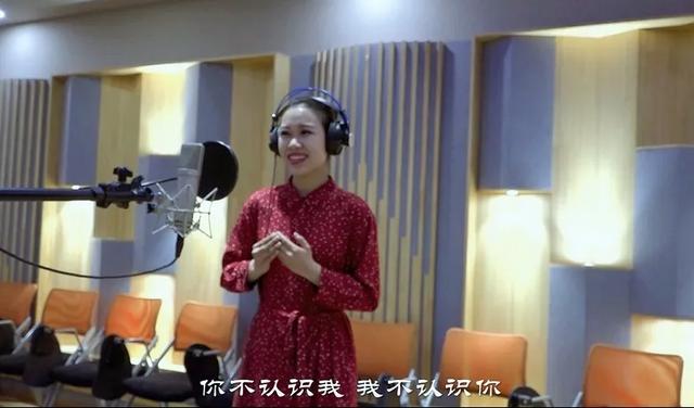 【JDB电子游戏官网】中国人素质差吗? 国足球迷亚洲杯赛场捡垃圾获赞(图)(图2) JDB电子